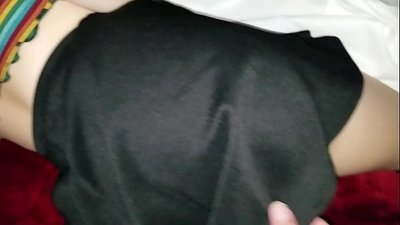 Спляча незаймана сестра школярка отримує пальцями свою тугу попку